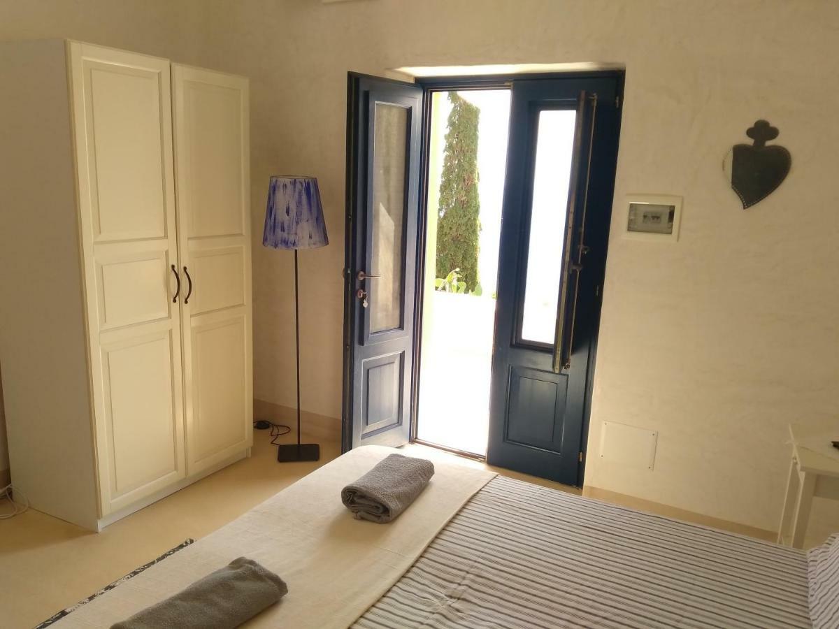Alicudi Giardino Dei Carrubi- Al Gradino 365 Bed & Breakfast Eksteriør bilde